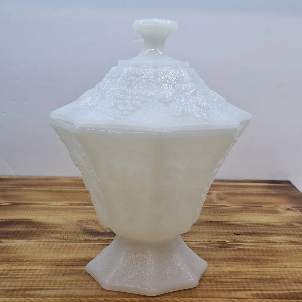 Vintage Anchor Hocking Milk Glass Candy Dish with Lid. Grape Pattern.‎
